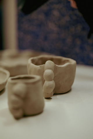 Getöpferte Becher aus dem Studio Pottery im Ma Si