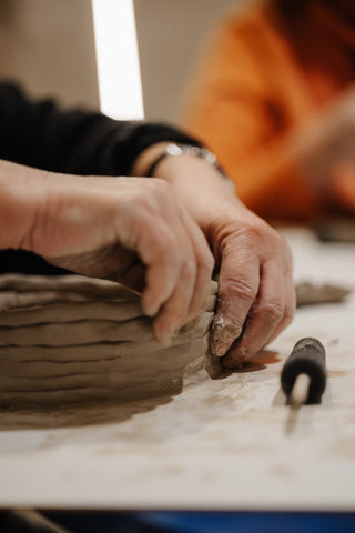 Töpfern von Hand beim Studio Pottery im Ma Si