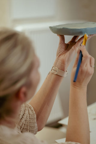 Glasieren beim Studio Pottery im Ma Si