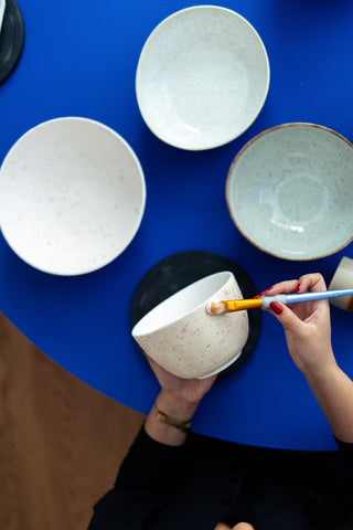 Glasur auftragen im Glaze Studio